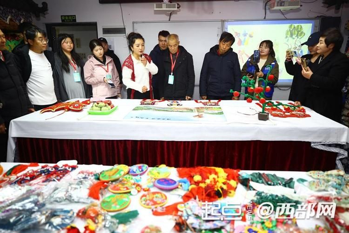 赵玉丽在介绍长武手工刺绣产品