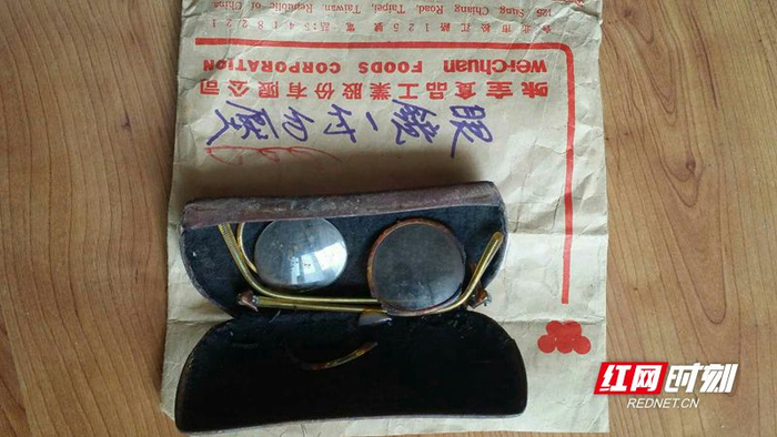 陈宝仓将军曾经使用过的眼镜。受访者供图