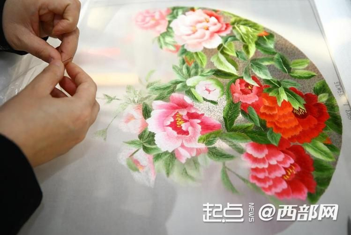 绣娘们现场刺绣