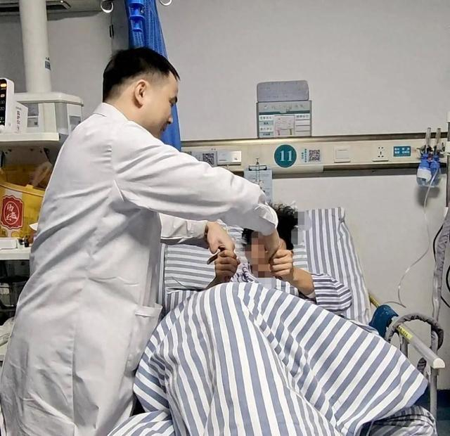 脑病科医生任浩检查小李康复情况。（图源：湖北日报） 