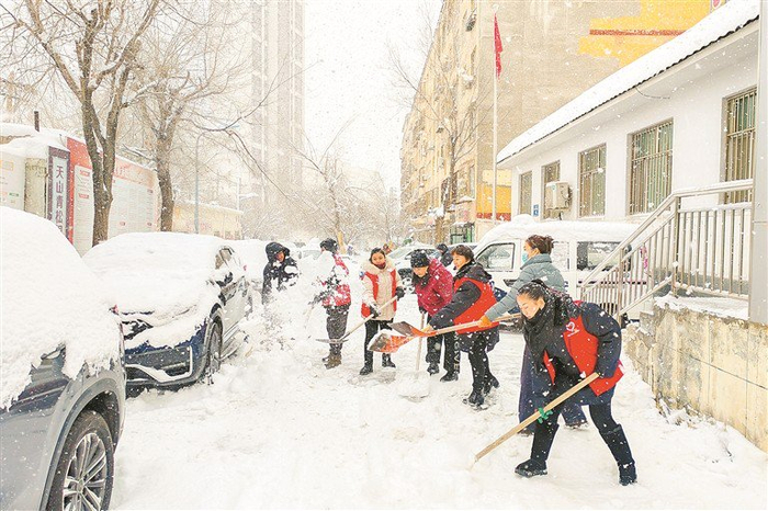   　　近日，新疆维吾尔自治区乌鲁木齐市天山区幸福路街道职大社区党员志愿者正在清理道路积雪。