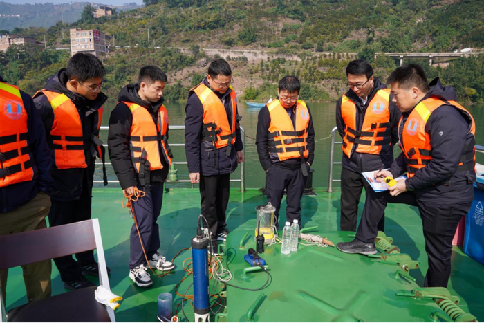 ▲ 工作人员正在进行水文监测
