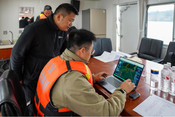 ▲ 工作人员查看获取的数据