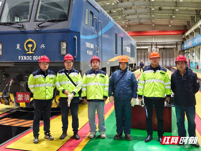 怀化机务段技术骨干前往包头西机务段学习FXN3C型检修技术。