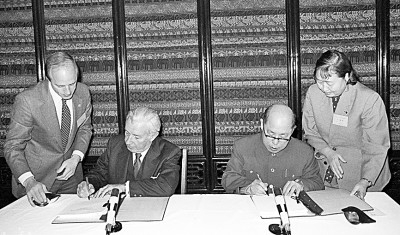 　　1984年3月21日，王丙乾同志和美国财政部长唐纳德·里甘分别代表两国政府草签协定。新华社记者 李平摄