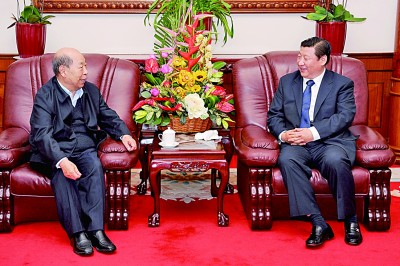 2008年12月2日，习近平同志在广东松园宾馆看望王丙乾同志。新华社发