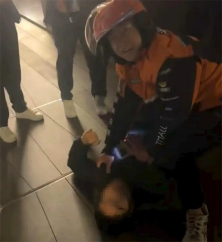 事发现场的拍摄视频截图 微博