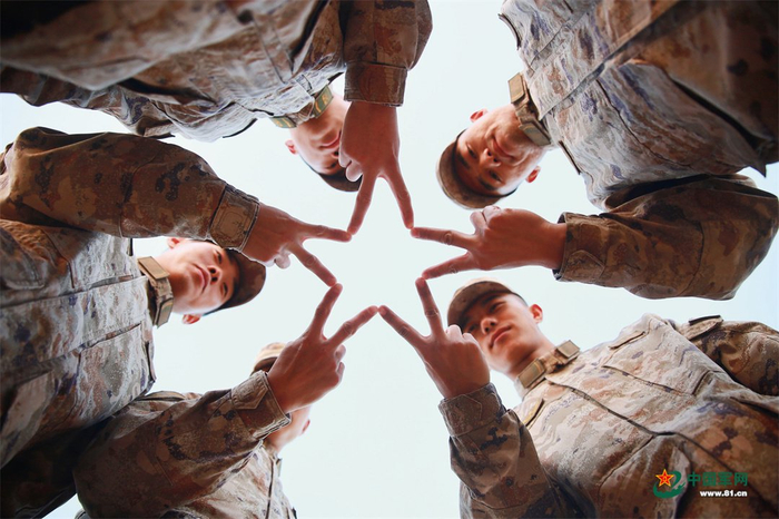 　　第79集团军某旅官兵训练间隙开展活动。李超源 摄