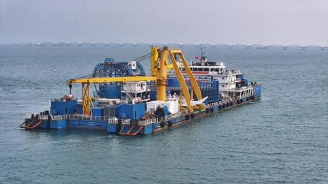 海缆敷设船抵达涠洲岛施工海域。（梁磊 摄）