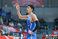 状态不俗！邹阳14中8拿到17分6板1断1帽 正负值+17