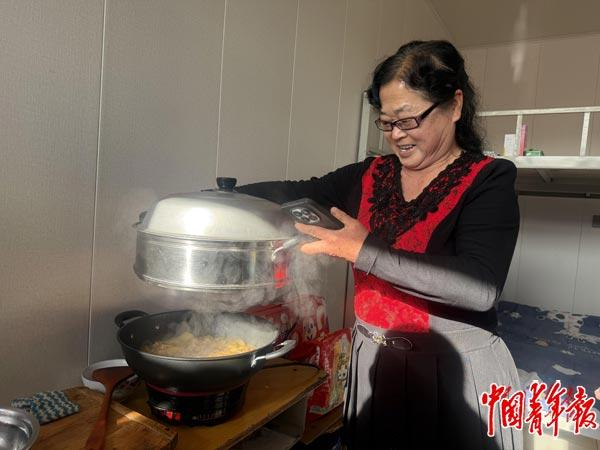 12月5日，李玉霞正在幸福院安置点做午饭。本组图片由中青报·中青网记者石佳拍摄