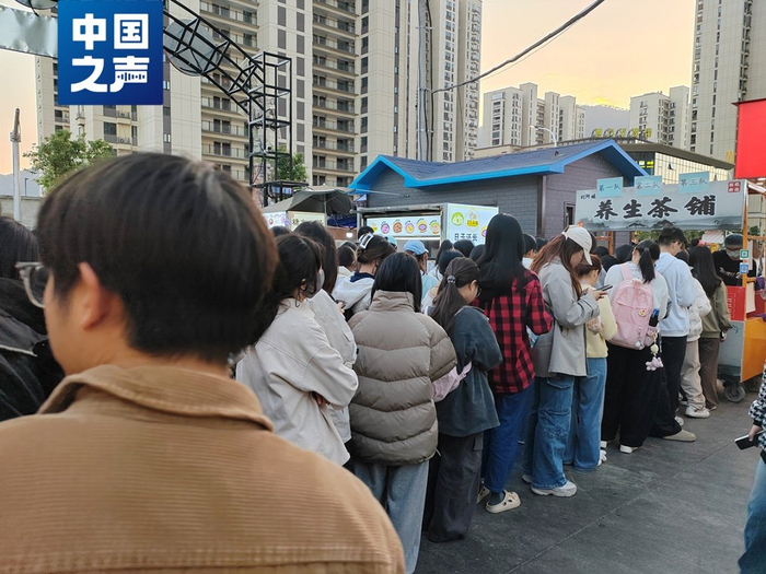 △小吃摊前排起了长队