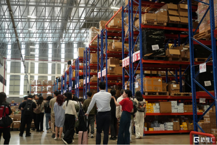 投资人走访极兔泰国海外仓