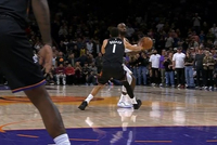 裁判报告：布克在詹姆斯做出投篮动作时 主动接触其右臂/手腕部位