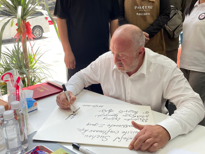 外地顾客热情高涨,工匠“不敢懈怠”