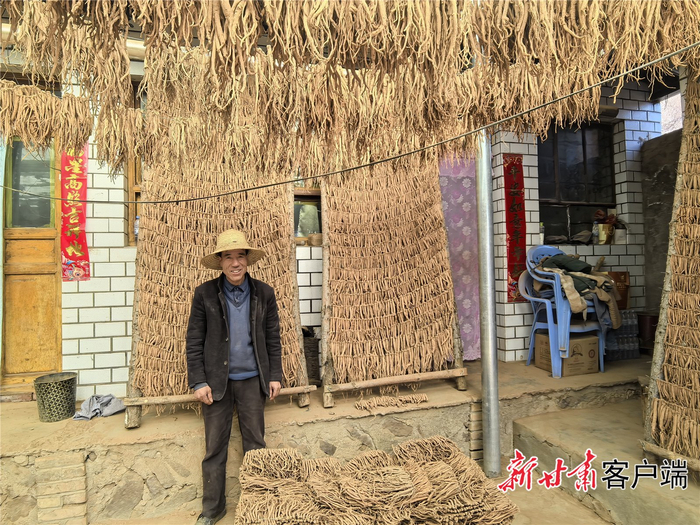 村民王喜俊家的中药材喜获丰收。