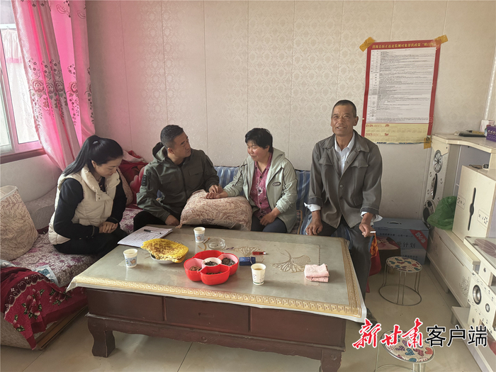 村干部入户走访。元古堆村村委会提供