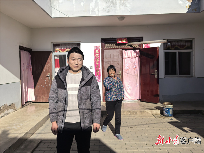 李冬花和她的儿子蒲红兵。本文图片除署名外均由新甘肃·甘肃日报记者 王朝霞 摄