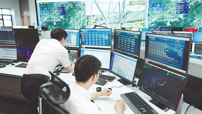 海南电网公司工作人员通过输电生产运行支持系统对500千伏线路进行远程监控。通讯员 宋印官 摄