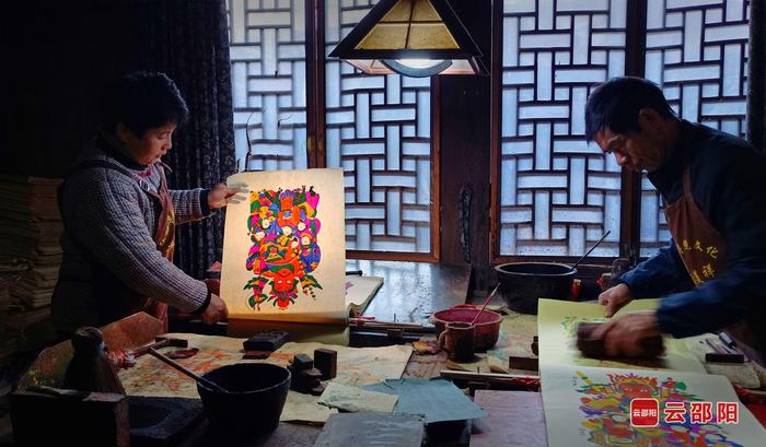 传承人尹冬香（左）正精心赶制年画。