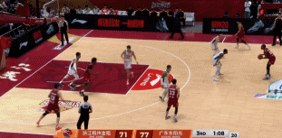 小冲突！萨姆纳反击被吹进攻犯规 吴前和萨姆纳顶牛各自吃T