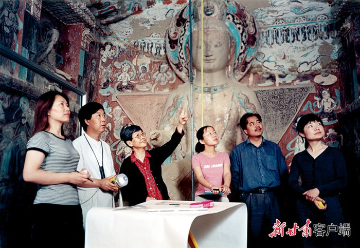 敦煌石窟考古报告编写组现场调查莫高窟第275窟。（敦煌研究院供图）