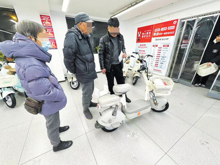 12月10日晚间，东城区一家电动自行车门店内，消费者通过以旧换新购买了一辆新国标电动自行车。