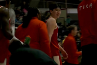 已经够快了！杨瀚森0.5秒接球三分神奇打板命中 超时无效无奈笑了