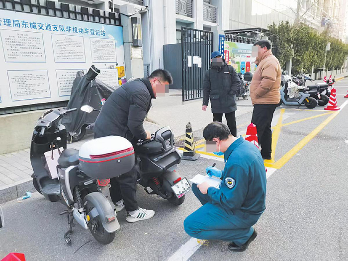 12月11日，东城交通支队非机动车登记站，工作人员正在查验待过户的车辆信息。