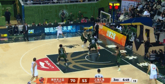 空中轰炸！王哲林内线连续暴扣 帮助上海缩小分差