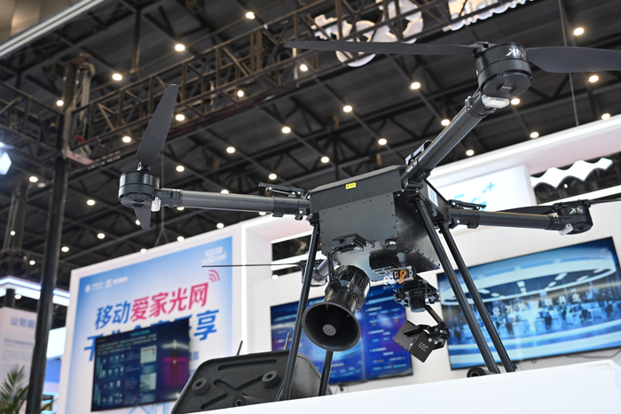 中国测绘地理信息技术装备博览会上展出的AI+无人机。（图源：河南日报客户端）