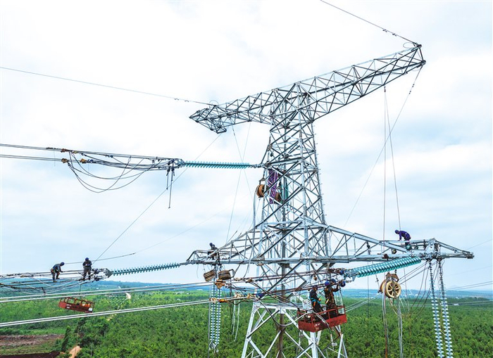 海南500千伏主网架工程施工现场。通讯员 宋印官 摄