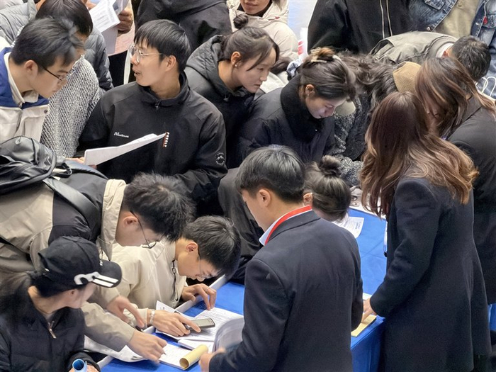 高校毕业生招聘会现场。记者　次仁旺姆　摄