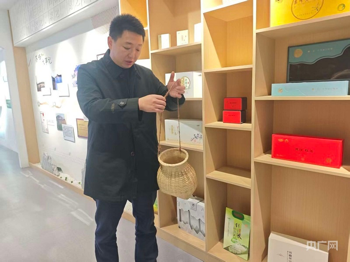 戴文韬介绍采茶体验装备（央广网记者  王锡斐  摄）
