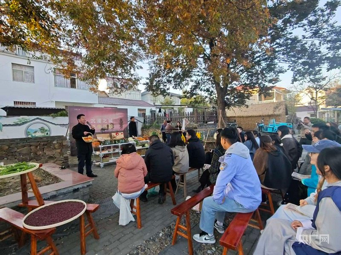 戴文韬饶有兴致地拍卖（央广网记者  王锡斐  摄）