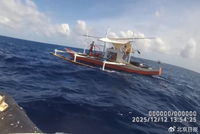 画面公开！菲方人员挥舞长刀挑衅中国海警