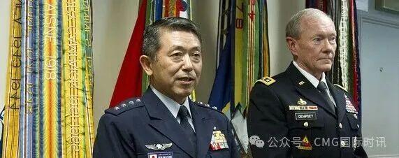 岩崎茂（左）与时任美国参谋长联席会议主席邓普西（右）资料图