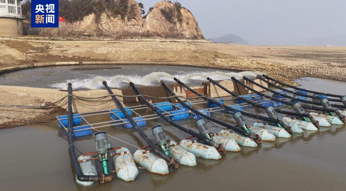 鄱阳湖水位走低 江西都昌一水厂启动提水作业保障饮水