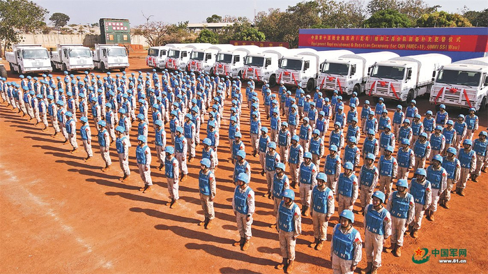装备补充更替仪式现场。张晓昆摄