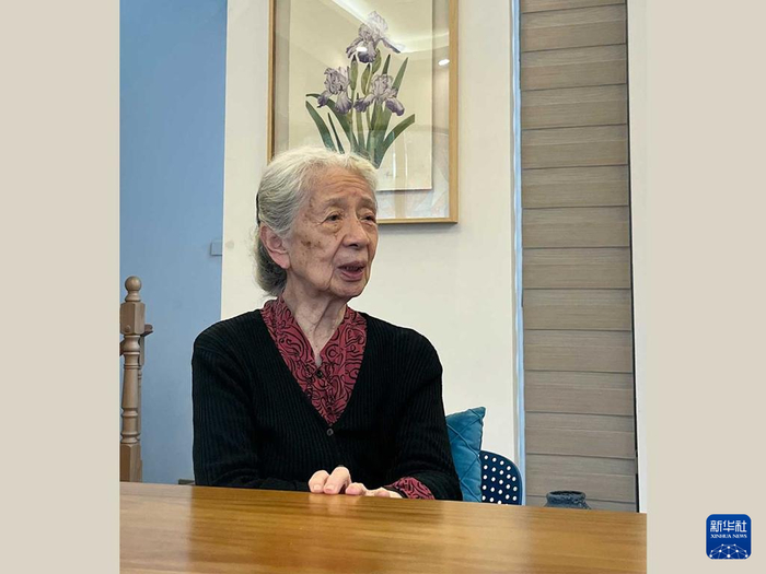 常沙娜坐在她的花卉写生作品前（资料照片）。新华社记者 张玉洁 摄
