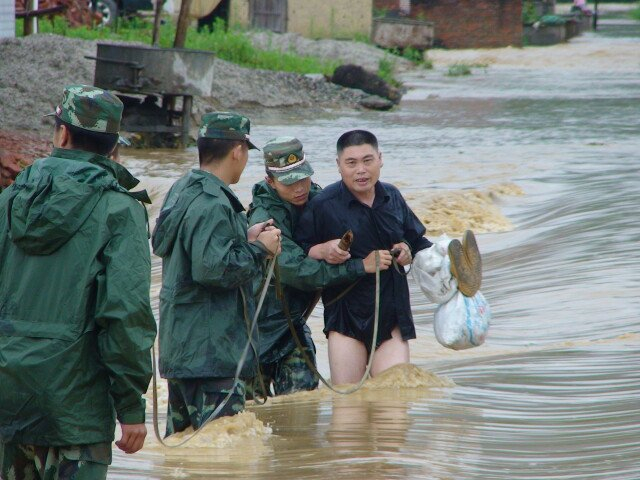 （2010年6月，炎陵县发生严重洪涝灾害，武警炎陵中队全力搜救被困群众。通讯员供图）