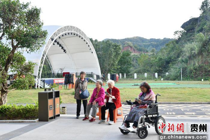 　　游客在悠闲地康养旅居。