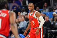 名记：快船即使赢球 气氛也不活跃 保罗数次想带动气氛都失败了