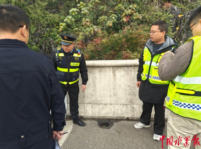 图为开展通车前道路隐患专项排查。