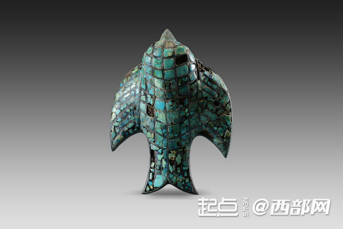 出土的绿松石铜鸟饰