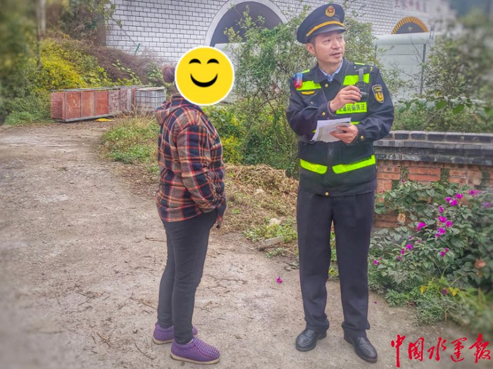 图为执法人员走村入户在新开通路段沿线开展普法宣传。