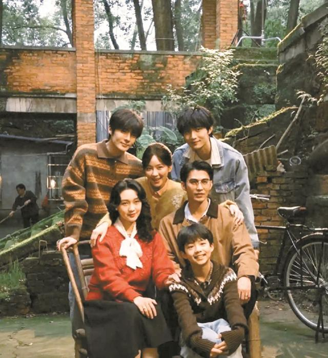 川语短剧《家里家外2》剧照