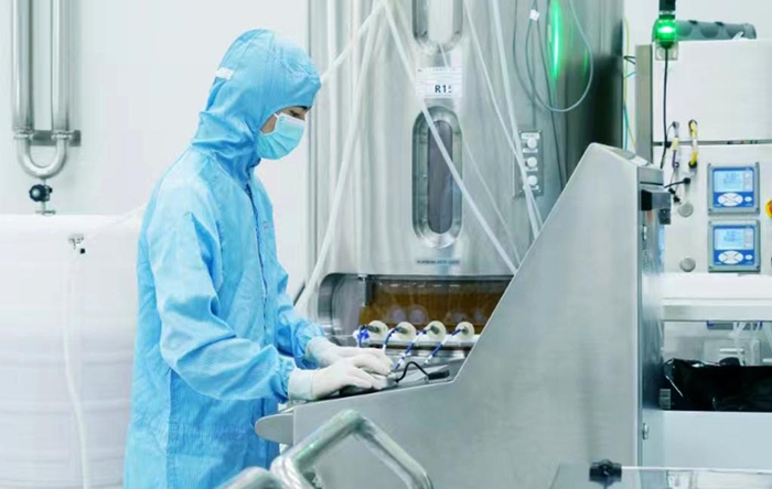 一位技术人员在创新药实验室内工作。 新华社发（邹欣 摄）