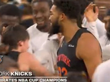 夺冠领奖金咯！尼克斯球员场内疯狂庆祝&戴上冠军帽
