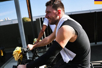 詹姆斯家喜提两辆！东契奇豪送100多辆E-Bikes 湖人上下都有份儿